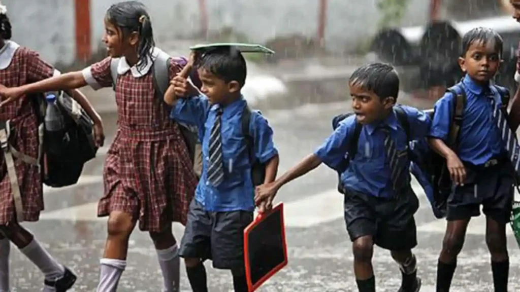 கனமழை காரணமாக 1 முதல் 5 ஆம் வகுப்பு வரை பள்ளிகளுக்கு அவசர விடுமுறை அறிவிப்பு!