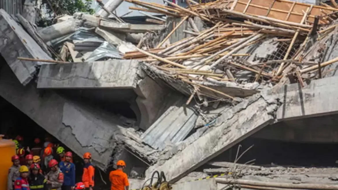 இந்தோனேஷியாவில் பள்ளி கட்டடம் இடிந்த துயரம் – உயிரிழந்தோர் எண்ணிக்கை 61 ஆக உயர்வு